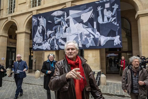 Jean-Pierre Raynaud (C) durante la presentación este viernes en París de su obra dedicada a Ucrania, una versión moderna del Guernica de Pablo Picasso.