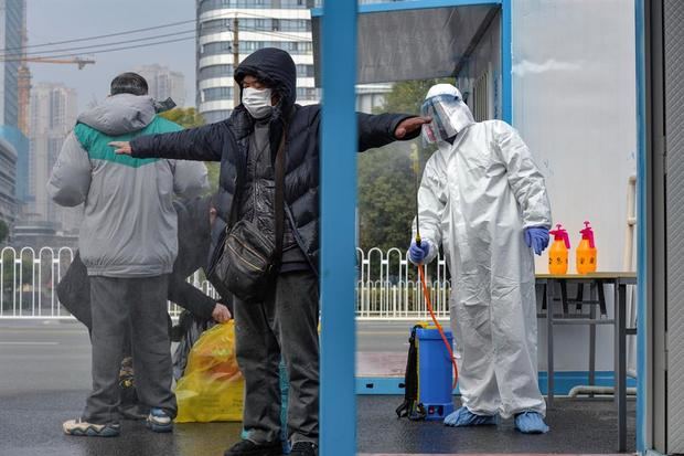 Las autoridades sanitarias chinas informaron hoy de que el domingo se produjeron 150 nuevas muertes en el país por el COVID-19 hasta alcanzar los 2.592 fallecidos.