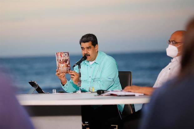 Fotografía cedida por prensa de Miraflores donde se observa al presidente venezolano Nicolás Maduro, acompañado de miembros del gabinete Ejecutivo, en un acto gubernamental, en La Guaira, Venezuela.