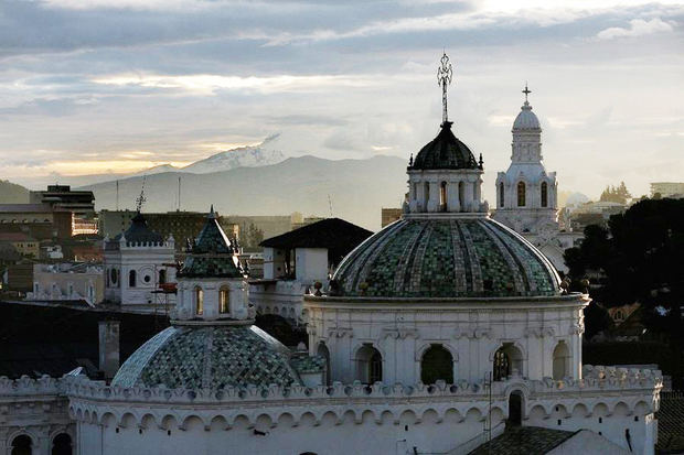 Fotografía sin fechar y cedida por la Red de Destinos Urbanos Latinoamericanos (RDUL) que muestra las cúpulas de la famosa Iglesia de la Compañía en Quito, Ecuador.