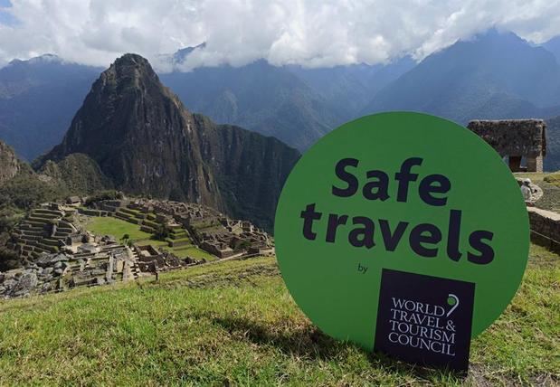 Fotografía cedida hoy por el Ministerio de Comercio Exterior y Turismo de Perú que muestra el sello 'Safe travels' en Machu Picchu, Cuzco, Perú.