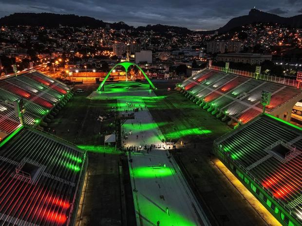 Fotografía tomada con un dron que muestra el Sambódromo del carnaval de Río, vacío e iluminado hoy, en Río de Janeiro, Brasil.