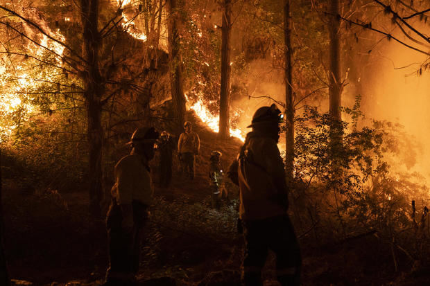 Bomberos realizan labores para extinguir un incendio forestal, hoy en la ruta que une Santa Juana y Concepción, en la región del Bio Bio, Chile.