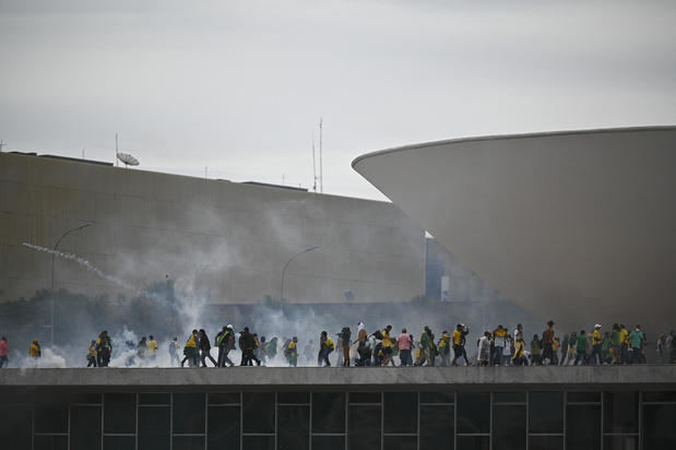 Policías antidisturbios accedieron este domingo al palacio presidencial de Planalto, sede del Gobierno de Brasil, que está tomado por cientos de seguidores radicales del expresidente Jair Bolsonaro, en Brasilia, Brasil.

