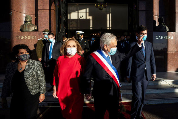 El presidente de Chile, Sebastián Piñera (d), y la primera dama, Cecilia Morel (i), salen tras el discurso anual en el que rinde cuentas de su último año de Gobierno hoy, en el Congreso de Chile, en Valparaíso, Chile.