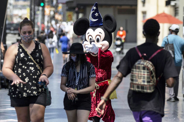 Una figura de Mickey Mouse llama la atención de turistas en el Hollywood Boulevard, de Hollywood, California.