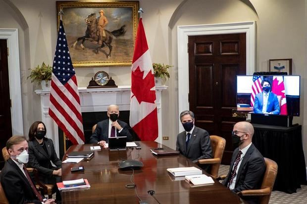 La vicepresidenta de Estados Unidos, Kamala Harris (i), el presidente, Joe Biden (c), y el secretario de estado, Tony Blinken (d), fueron registrados este martes, durante una reunión virtual con el primer ministro de Canadá, Justin Trudeau, en el salón Roosevelt de la Casa Blanca, en Washington DC, EE.UU.