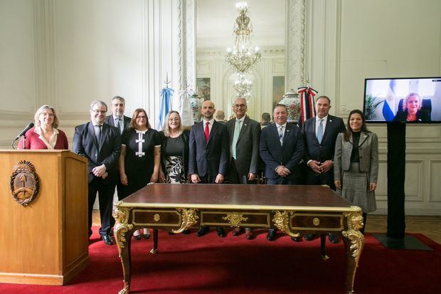 Delegación de ambas entidades presente en el acuerdo.