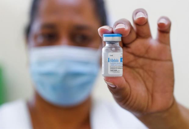 Una enfermera prepara una vacuna Abdala, una de las vacunas candidatas desarrolladas en la Habana, Cuba.