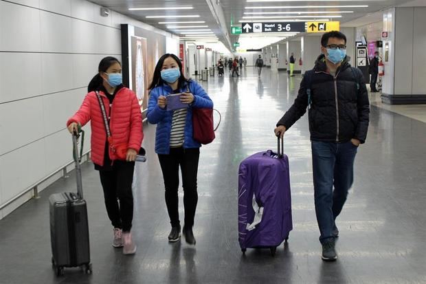 Algunos de los 202 pasajeros de la ciudad china de Wuhan, el epicentro del coronavirus, llegan al aeropuerto Leonardo Da Vinci en Roma, Fiumicino, Italia, el 23 de enero de 2020.