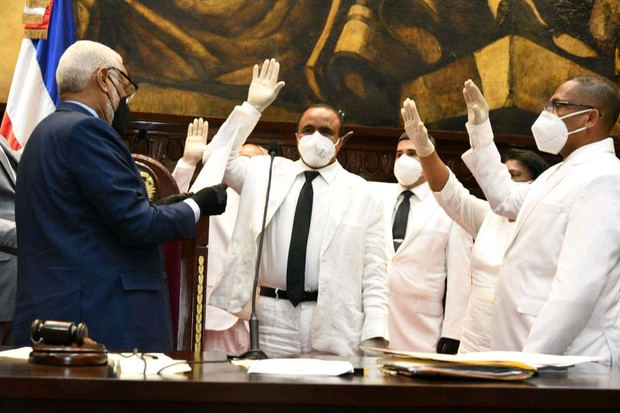 La Cámara de Diputados tomó juramento este jueves a cinco legisladores que sustituyen a cuatro que resultaron elegidos en las elecciones municipales de marzo pasado.