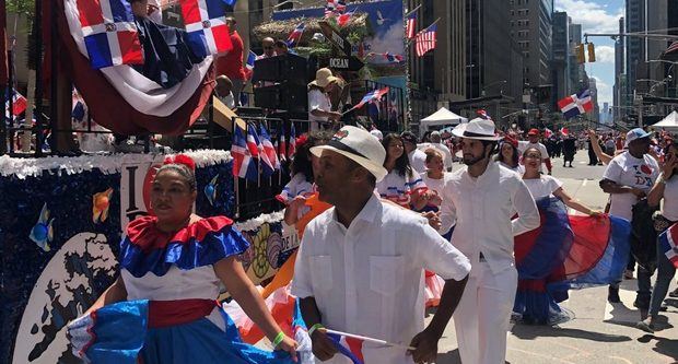 Al ritmo del cadencioso merengue, grupos de baile y personajes del folclor, los dominicanos salieron a la calle este domingo en Nueva York.