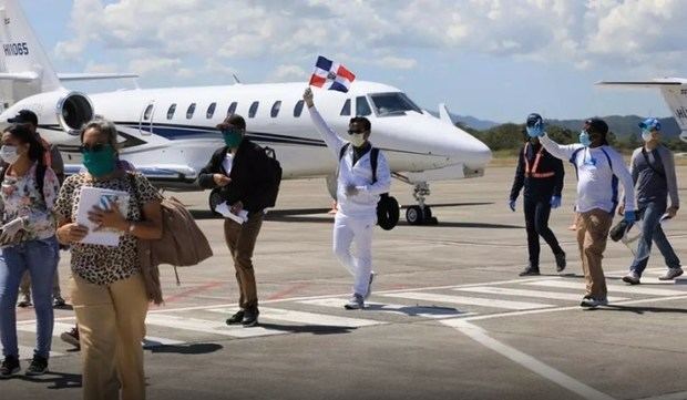 Dos vuelos fletados por Gonzalo Castillo traen a dominicanos de las islas Turcas y Caicos.