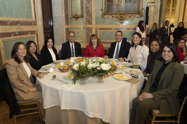 De izquierda a derecha, los señores Sheila Santos, Sonia Mordán, Mariel Bera, José
Mármol, Antonia Antón de Hernández, Juan Manuel Martín de Oliva, Beatriz Sousa, Karina
Vallejo y Rosanna Checo.