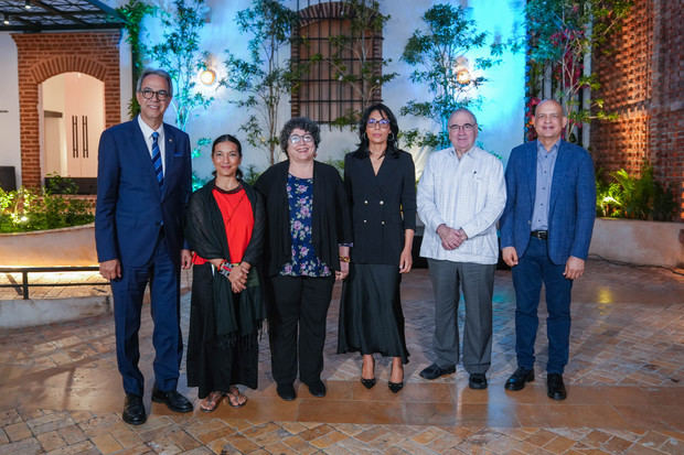 De izquierda a derecha, los señores José Mármol, Soraya Franco, Fátima Portorreal,
Clarissa Carmona, Manuel García Arévalo y José Enrique Delmonte.