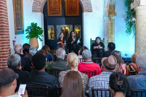 El conversatorio exploró el papel central de la mujer en la sociedad taína. las
tradiciones, valores y prácticas ancestrales que mantenían viva la esencia de su pueblo.