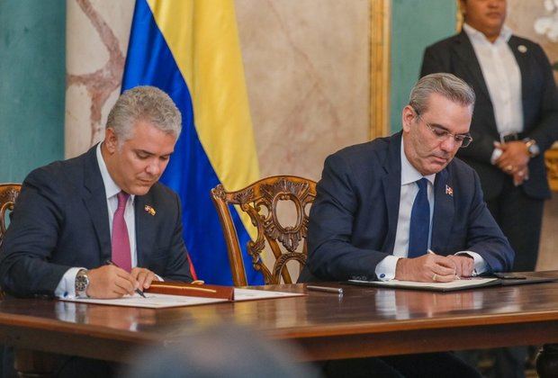 Los presidentes Luis Abinader, de República Dominicana, e Iván Duque, de Colombia durante la firma del acuerdo.