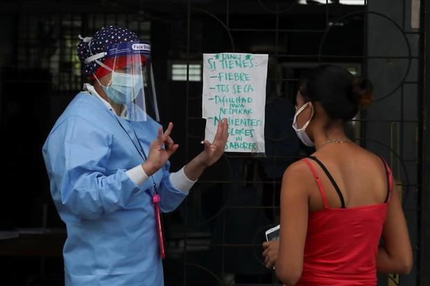 Una mujer busca atención medica en un centro de salud, el pasado 8 de julio del 2020, en Tegucigalpa, Honduras. 