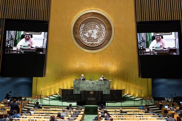 Vista del rey saudí, Salman bin Abdulaziz Al Saud (en pantalla), durante su intervención telemática en la 75 Asamblea General de las Naciones Unidas, celebrada este 23 de septiembre de 2020 en Nueva York, EE.UU.