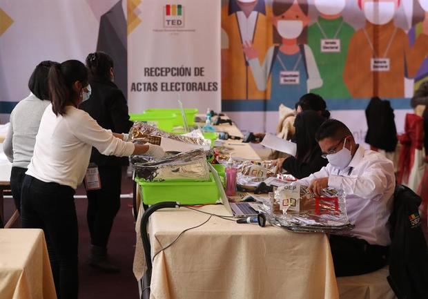 Personas fueron registradas este lunes al trabajar en el conteo de actas de votación en el centro de computo del Tribunal Electoral Departamental, en La Paz, Bolivia.