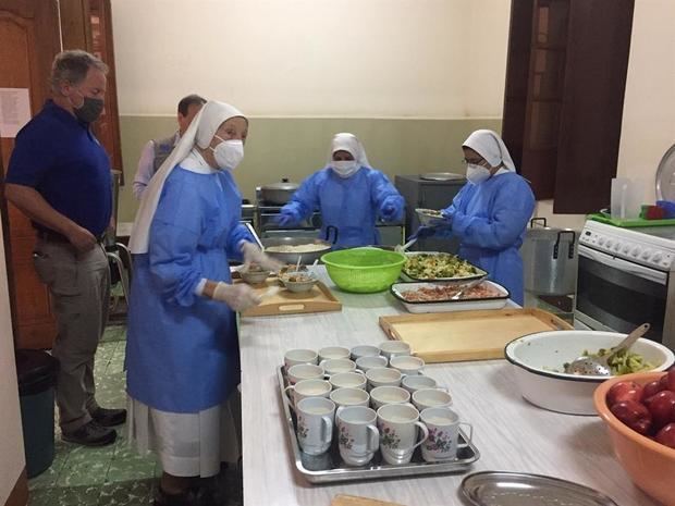 David Beasley, director ejecutivo de Programa Mundial de Alimentos, visita el Comedor de las Hermanas Salesias de Ibarra, en el norte de Ecuador y donde ayudó a distribuir los alimentos para migrantes y personas necesitadas.