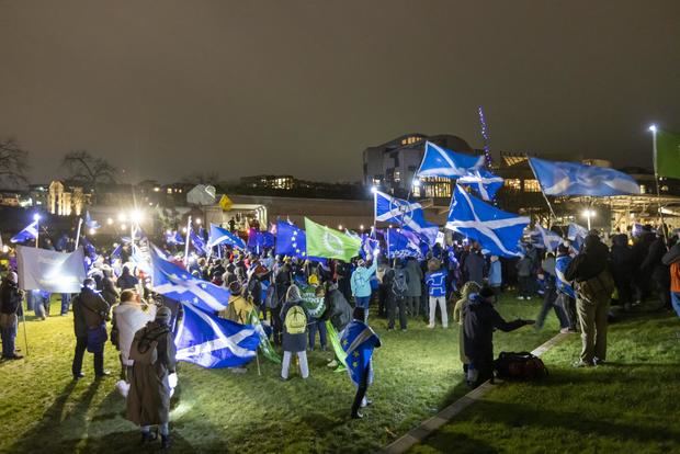 Provistos de antorchas y diferentes objetos luminosos, los manifestantes protestaban contra el abandono de la UE (que una mayoría de escoceses rechazó en el referéndum del Brexit de 2016), en una jornada desapacible por el temporal de viento, que las gaitas y los cánticos trataron de hacer más llevadera. 