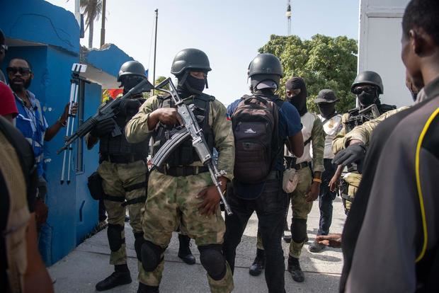 Policías custodian hoy a un grupo de sospechosos de haber participado en el asesinato del presidente haitiano, Jovenel Moise, en Puerto Príncipe, Haití.