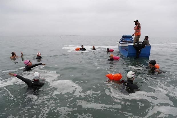 Nadadores inician el nado desde la isla San Lorenzo a la playa Cantolao en el distrito de La Punta, hoy en el Callao, Perú.
