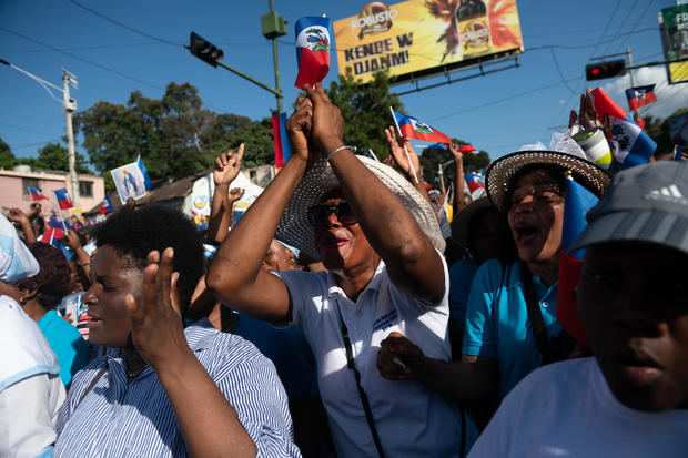 Feligreses católicos haitianos celebran en las calles la fiesta de la Inmaculada Concepción de la Virgen María, hoy, en Puerto Príncipe, Haití.
