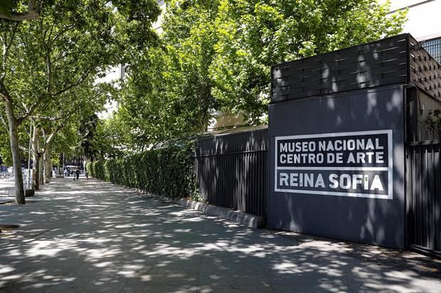 El Museo Reina Sofía cerrado ese domingo, víspera del Día Internacional de estos centros de arte y cultura a los que la crisis sanitaria provocada por el coronavirus mantiene sin público.