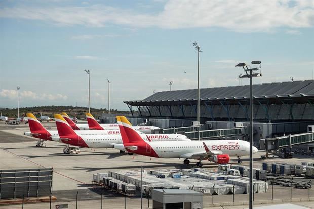 Vista de unos aviones de Iberia en la pista de la terminal T4 del aeropuerto Adolfo Suárez de Madrid Barajas.