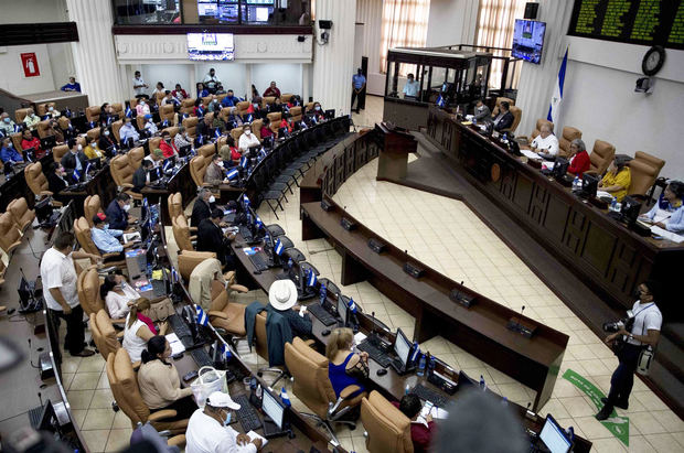 Diputados de la Asamblea nacional (AN) participan en una sesión parlamentaria para elegir a los nuevos magistrados del Consejo Supremo Electoral (CSE) hoy, en Managua, Nicaragua.