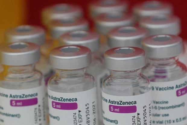 Viales de la vacuna AstraZeneca, hoy durante la vacunación del personal de la comunidad educativa valenciana de entre 18 y 55 años.
