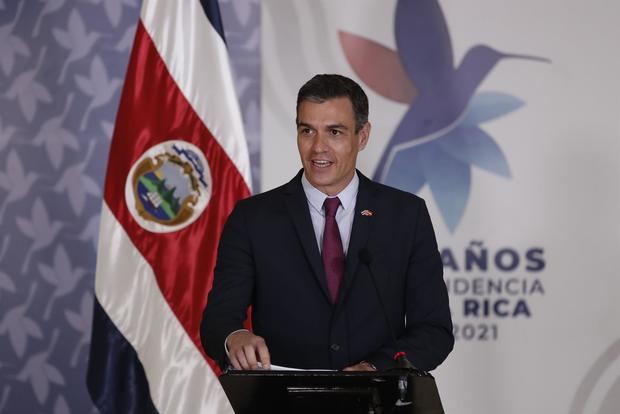 El presidente del Gobierno español, Pedro Sánchez, habla durante una rueda de prensa conjunta con el presidente costarricense, Carlos Alvarado (fuera de cuadro), en San José, Costa Rica.
