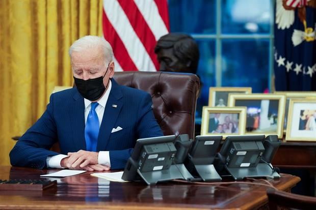 El presidente de los Estados Unidos, Joe Biden, firmar órdenes ejecutivas del sistema migratorio en la Oficina Oval, en Washington, DC, Estados Unidos.
