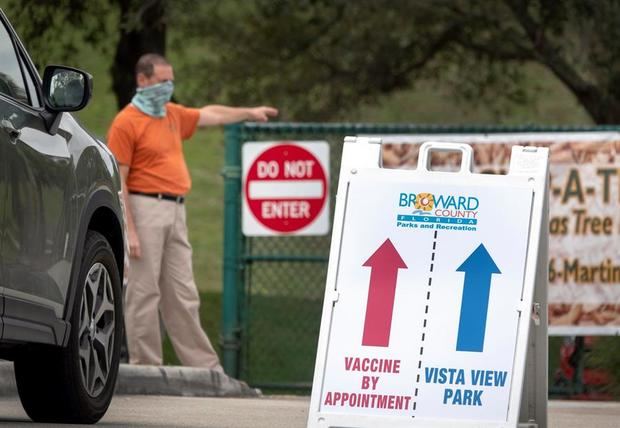 Vista de un trabajador que guía a las personas con citación para recibir la vacuna de Pfizer-BioNTechcontra la covid-19 en Vista View Park, en Davie, Florida, este 4 de enero de 2021.
