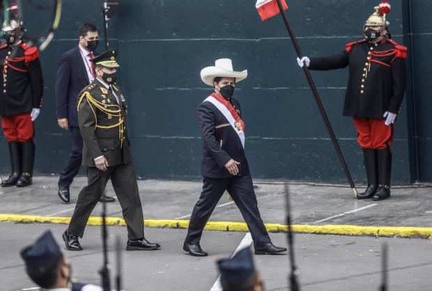El presidente de Perú, Pedro Castillo, sale de la sede del Congreso , en una fotografía de archivo.
