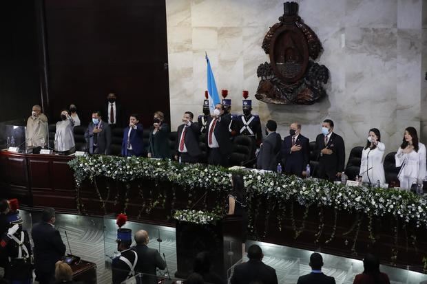Diputados cantan el himno nacional durante la sesión de instalación del Parlamento para el periodo 2022-2026, el 25 de enero de 2022, en Tegucigalpa, Honduras.