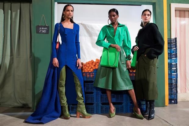 Modelos presentan creaciones para la colección femenina Otoño / Invierno 2019/20, del diseñador francés Jacquemus, durante la Semana de la Moda de París.