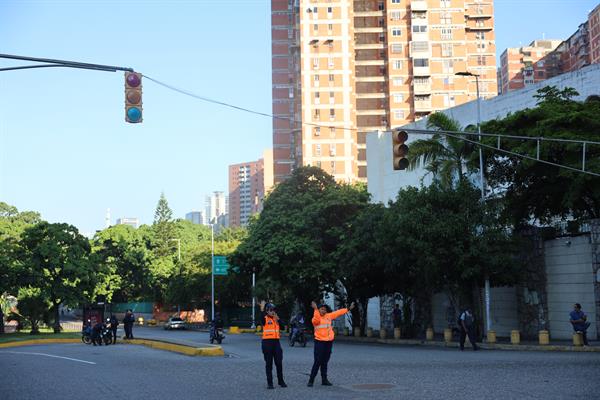 30/08/2024 13:15 (UTC)
Crédito:
EFE
Fuente:
EFE
Autor:
MIGUEL GUTIÉRREZ
Temática:
Disturbios y conflictos » Crisis
Dos mujeres dirigen el tránsito bajo semáforos sin funcionar durante un apagón nacional este viernes, en Caracas (Venezuela)