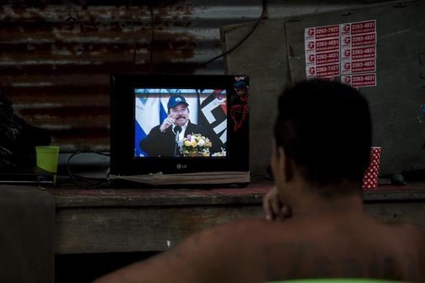 Un hombre observa la pantalla de un televisor en donde aparece el presidente de Nicaragua, Daniel Ortega, durante una transmisión de Cadena Nacional en Managua. Ortega reapareció en televisión, tras 34 días sin dar la cara en público en medio la pandemia por el coronavirus, y defendió la estrategia que ha adoptado su Gobierno y que, según dijo, le ha permitido contener el COVID-19 en nueve casos, con solo un fallecido.