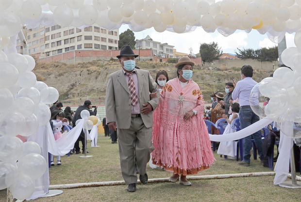 Una pareja participa este sábado en un matrimonio colectivo, en la cancha municipal Luis Lastra de La Paz, Bolivia.