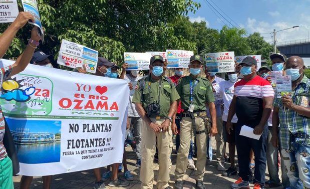 Ambientalistas protestan por la instalación de planta flotante en río Ozama.