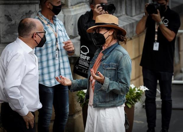 La actriz Gena Gershon saluda al director del Festival Internacional de Cine de San Sebastián, José Luis Rebordinos.