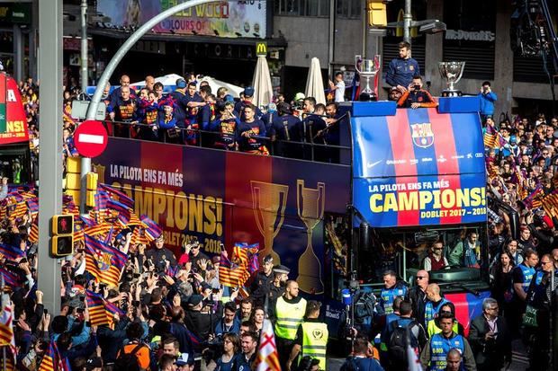 El autobús con los jugadores del Barcelona durante la rúa de celebración de su vigésimo quinto título de liga en 2018.