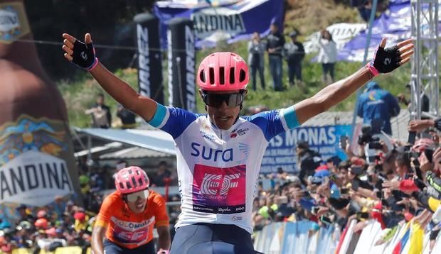 Fotografía de archivo del ciclista colombiano Daniel Martínez, Education First, celebrando al ganar la última etapa del Tour Colombia el 16 de febrero de 2020 en el Alto El Verjón, en las afueras de Bogotá, Colombia.