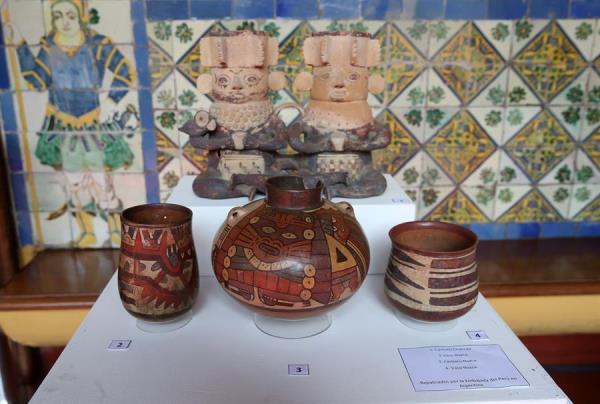 Fotografía de archivo fechada el 14 de mayo de 2019, que muestra una fotografía de cerámicas precolombinas, que forman parte de los bienes culturales repatriados de Argentina y Estados Unidos, durante una ceremonia en el Palacio de Torre Tagle, sede de la Cancillería, en la ciudad de Lima (Perú). 