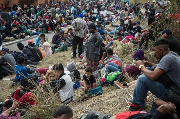 Migrantes hondureños descansan en una carretera luego de la represión de autoridades guatemaltecas hoy, en Chiquimula, Guatemala.