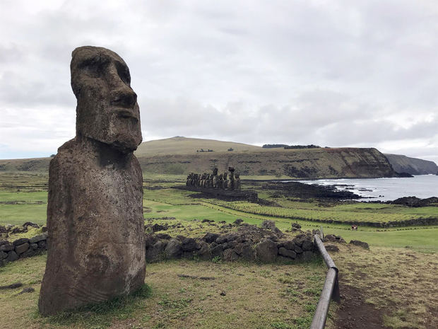 Fotografía de archivo fechada el 27 de octubre de 2018 de un moai a la entrada del parque que contiene el Ahu Tongariki, el mayor altar de moáis de Isla de Pascua, a unos 20 kilómetros de Hanga Roa, Isla de Pascua, Chile.