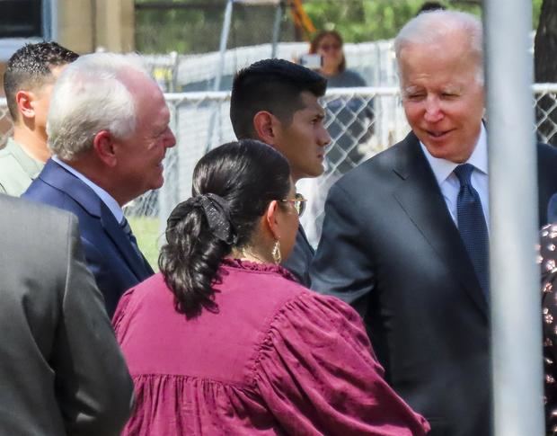 El presidente de Estados Unidos, Joe Biden, y su esposa, Jill, visitan, este 29 de mayo de 2022, la escuela primaria Robb de Ugalde, Texas.